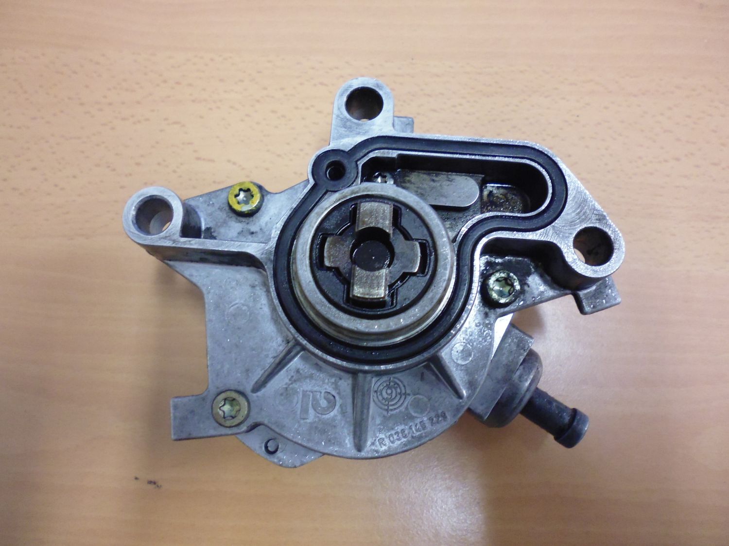 Depressore Pompa del vuoto bar LUK 038145101A Audi A3 e Volkswagen Golf 4 diesel, usata. Depressore Pompa del vuoto bar LUK 038145101A Audi A3 e Volkswagen Golf 4 diesel, usata.