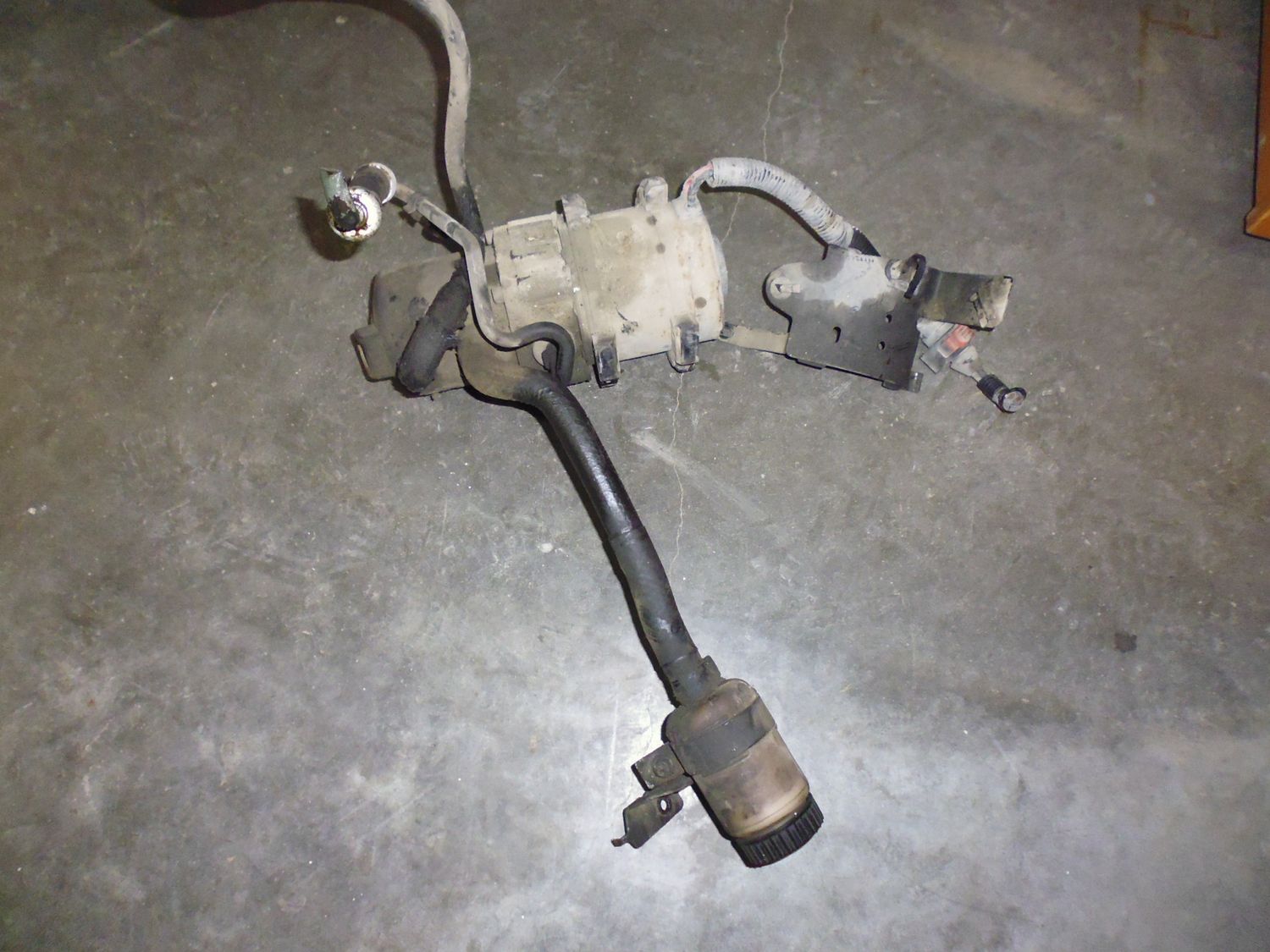 Idroguida con serbatoio olio per Citroen Saxo 1.5 diesel del 1997 usata. Idroguida con serbatoio olio per Citroen Saxo 1.5 diesel del 1997 usata.