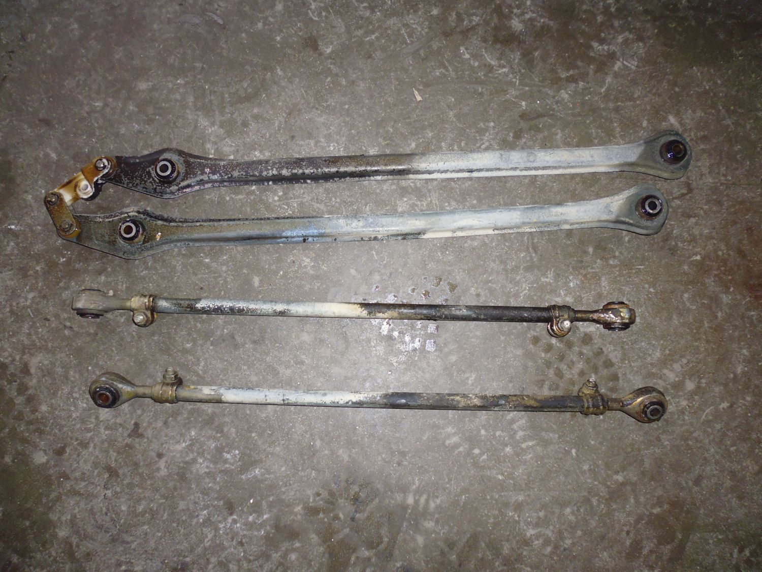 Tiranti sospensione ponte posteriore per Lancia Prisma 1.3 del 1986 usati. Tiranti sospensione ponte posteriore per Lancia Prisma 1.3 del 1986 usati.