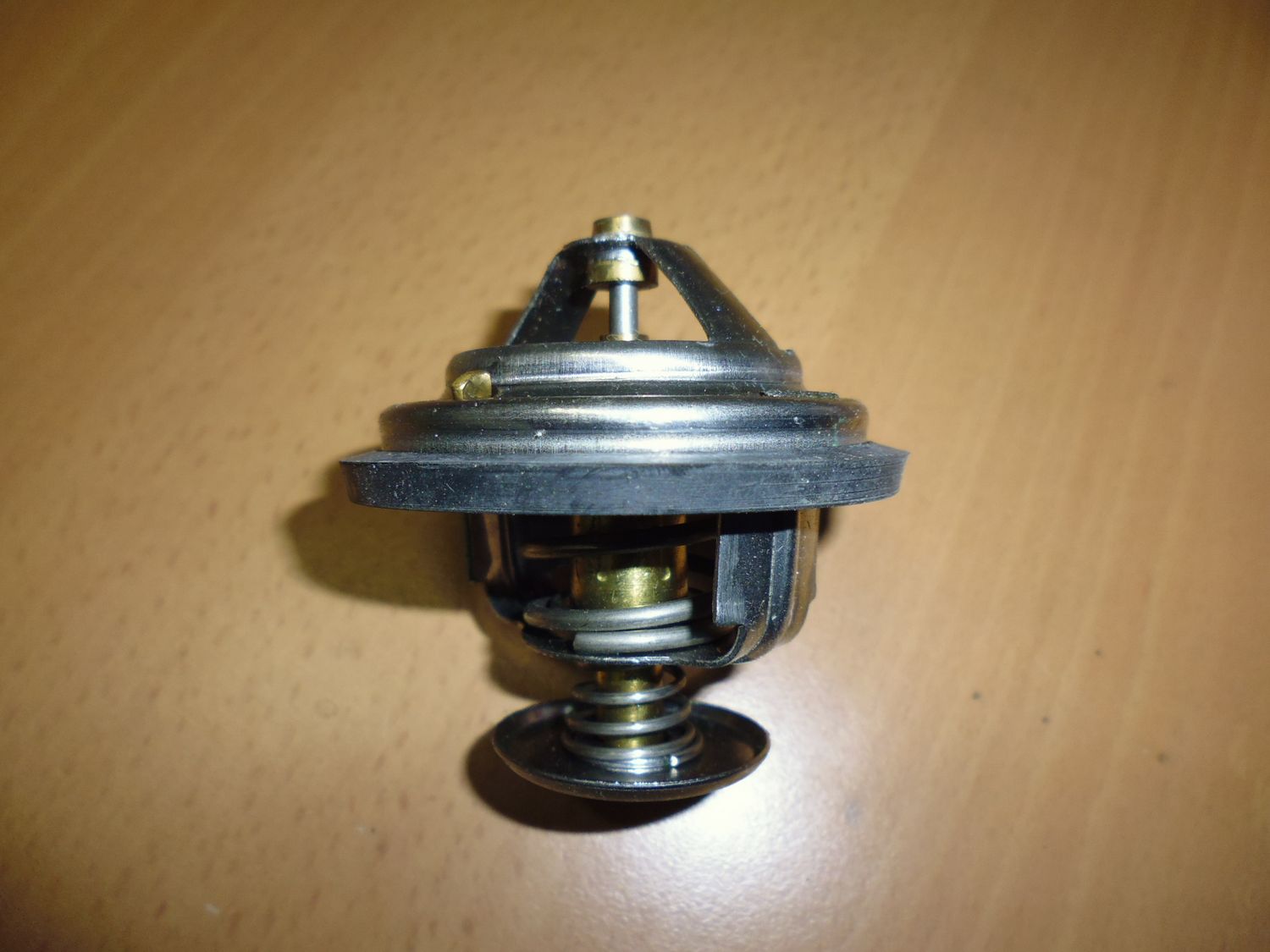 Termostato Behr 632383 per vetture Nissan e Mitsubishi motori diesel e turbo diesel. Nuovo.