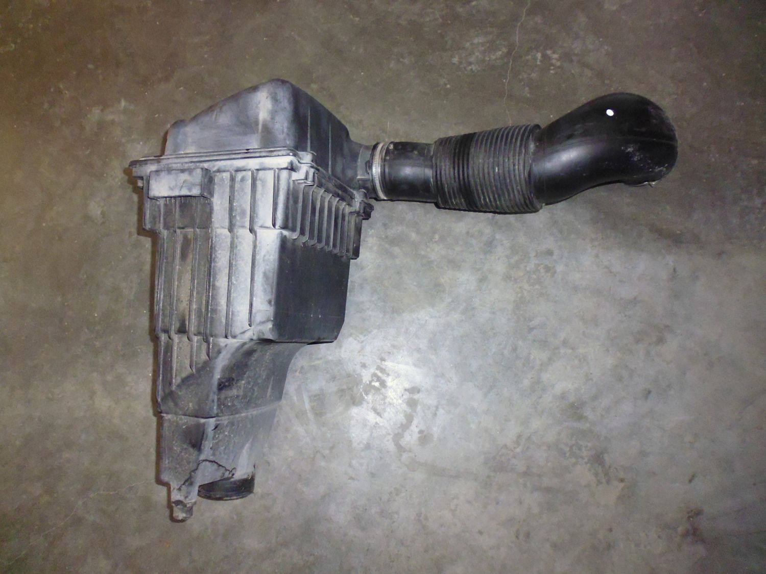 Scatola filtro aria per Peugeot 206 1.4 benzina prima serie usato. Scatola filtro aria per Peugeot 206 1.4 benzina prima serie usato.