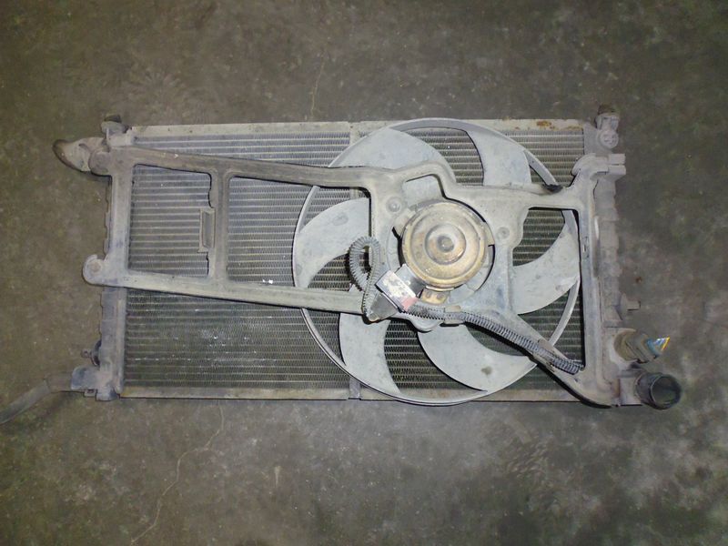 Radiatore raffreddamento motore completo di elettroventola per Citroen SaxÃ² 1.5 diesel. Usato.
