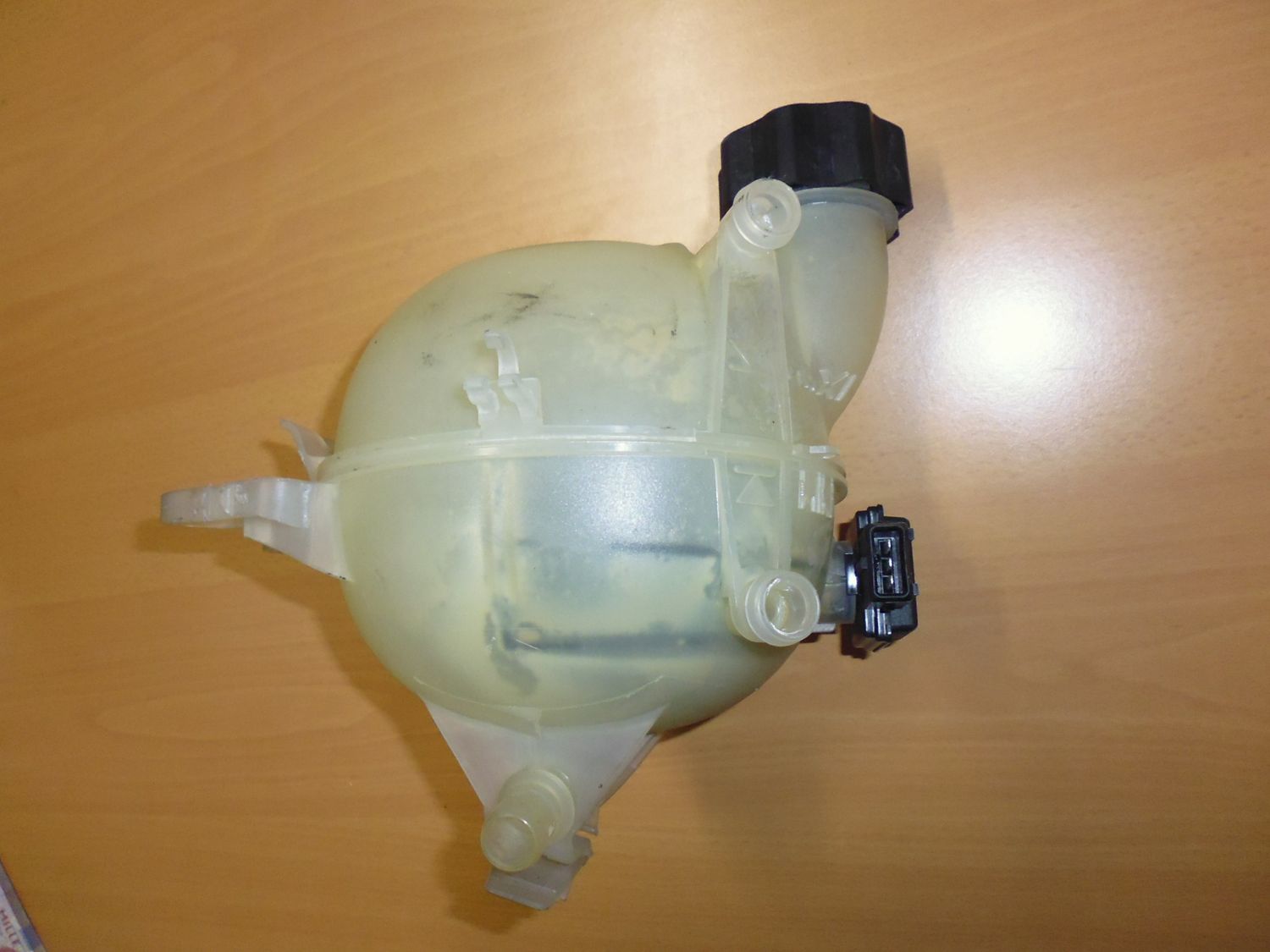 Vaschetta liquido radiatore per Citroen C2 1.4 HDI del 2004 usata. Vaschetta liquido radiatore per Citroen C2 1.4 HDI del 2004 usata.