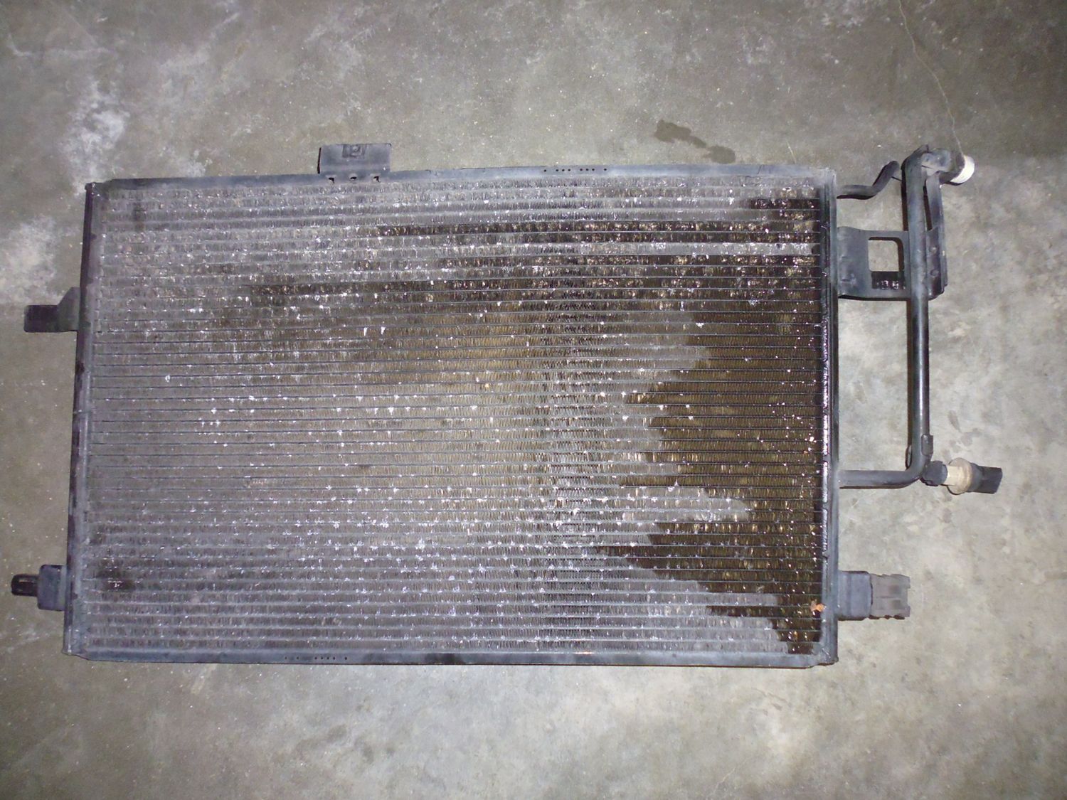 Radiatore aria condizionata, Condensatore per Audi A6 Allroad del 2001 codice aB0260401R usato. Radiatore aria condizionata, Condensatore per Audi A6 Allroad del 2001 codice aB0260401R usato.