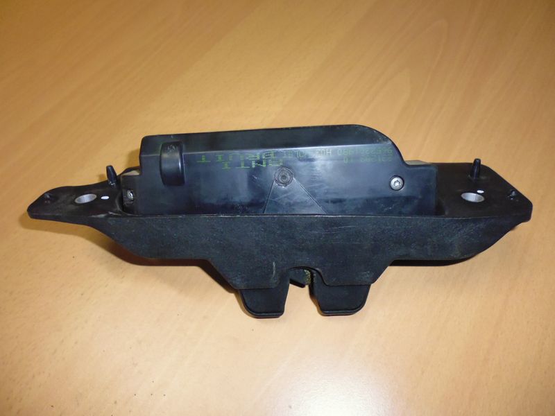 Serratura portellone inferiore Citroen C2 del 2004 usata.
