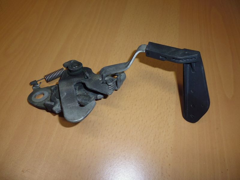 Maniglia apricofano per Citroen C2 del 2004 usata.