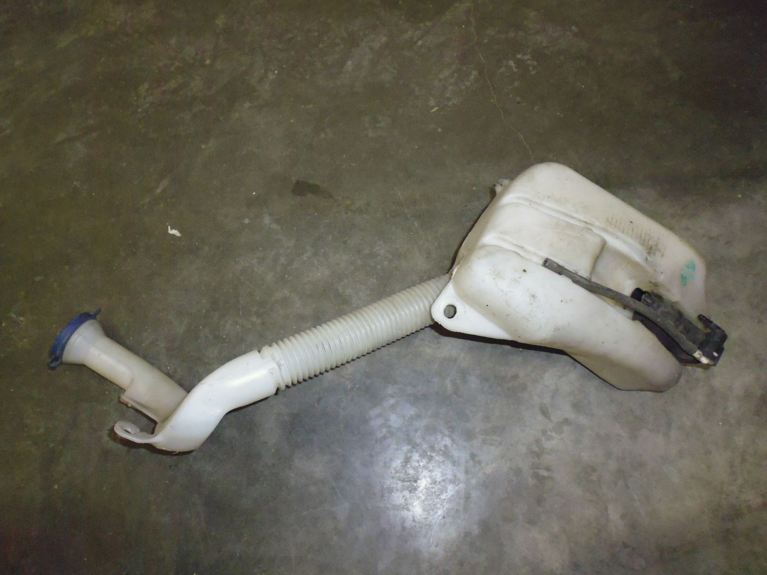 Vaschetta liquido tergicristallo per Citroen C2 del 2004 usata. Vaschetta liquido tergicristallo per Citroen C2 del 2004 usata.
