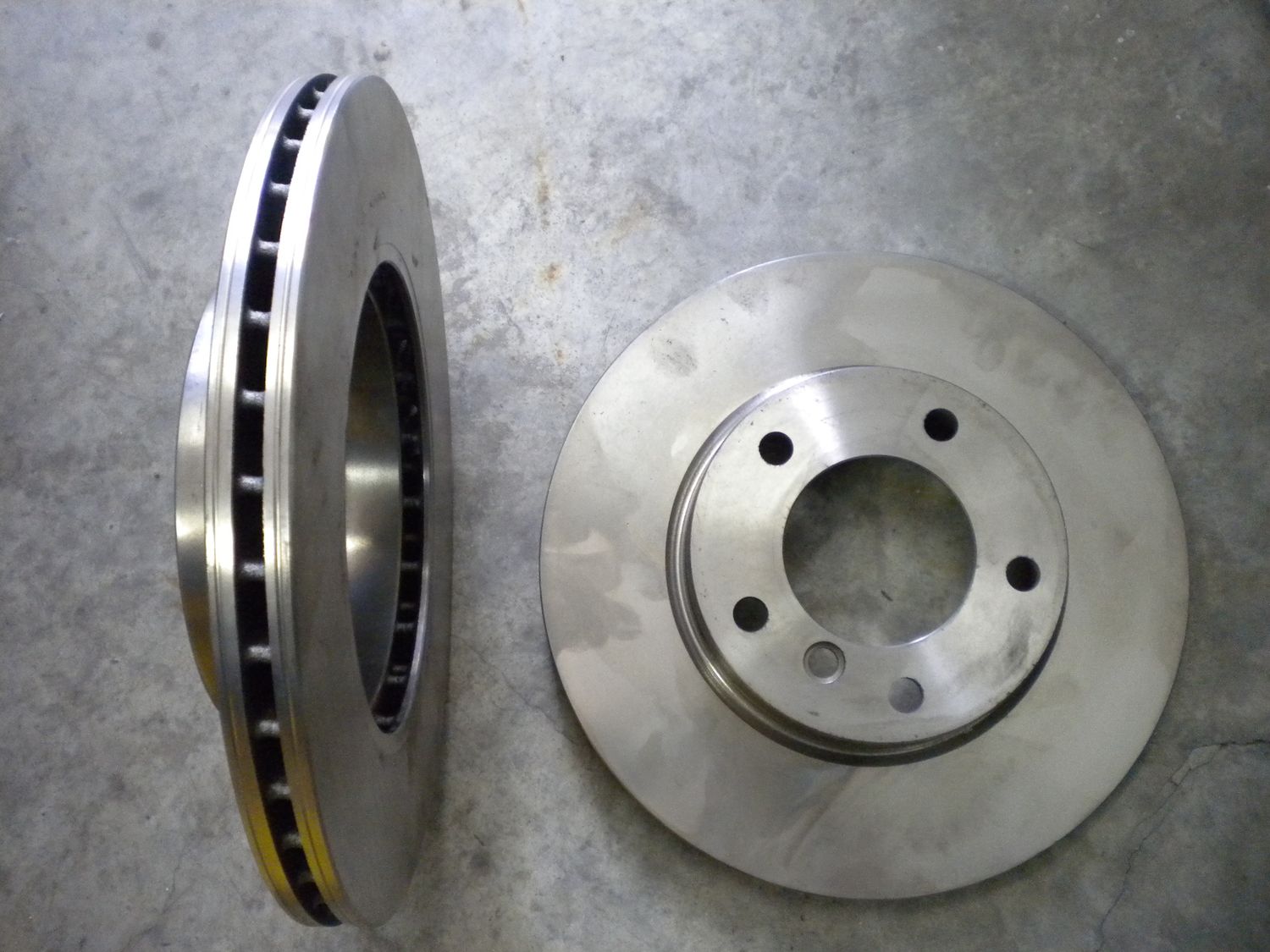 Dischi freno ventilati anteriori Bosch 0986478513 per BMW serie 3 E36. Nuovi. Dischi freno ventilati anteriori Bosch 0986478513 per BMW serie 3 E36. Nuovi.