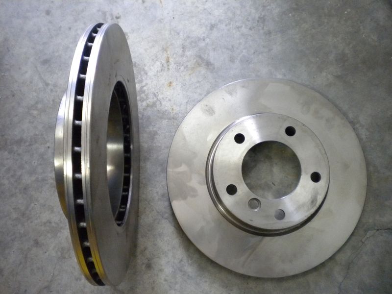 Dischi freno ventilati anteriori Bosch 0986478513 per BMW serie 3 E36. Nuovi.