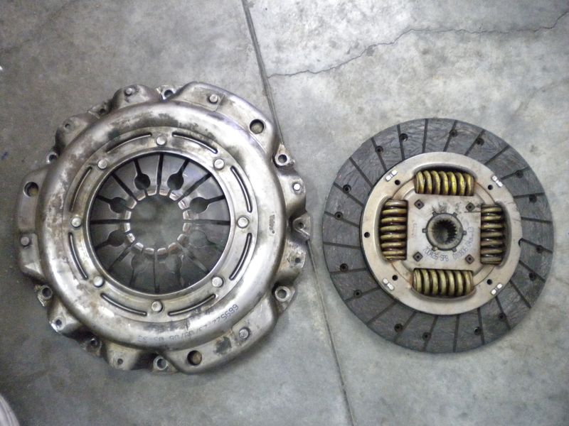 Disco frizione Valeo 700426 SPB e spingidisco Valeo 689522 per Suzuki Grand Vitara 2.0 TD. Usata.