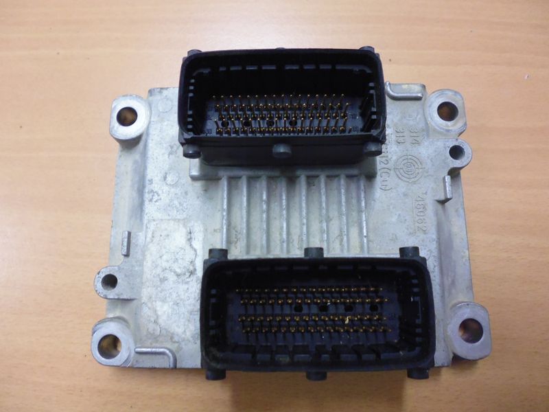 Centralina motore Bosch 0261204983 per Fiat Punto 188 1.200 16 valvole. Usata.
