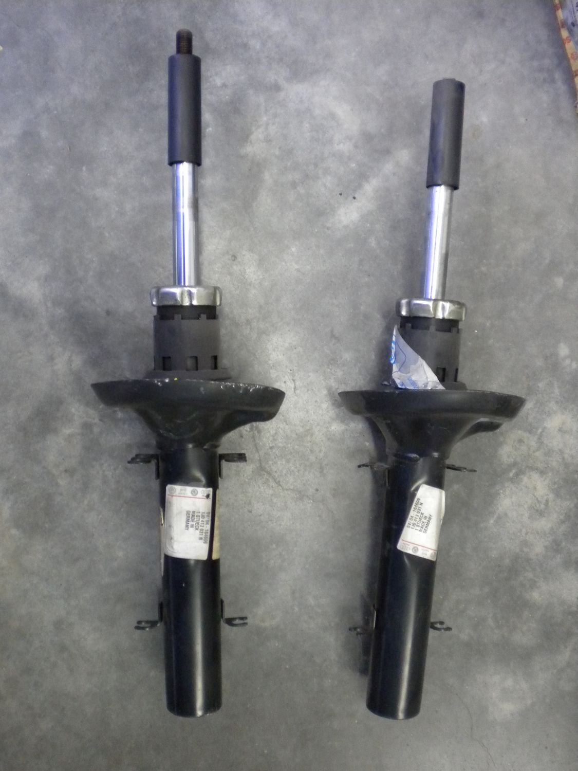 Ammortizzatori anteriori coppia originali per Audi A3 1.6 e VW Golf 4 1.6 codice 1J0413031N. Nuovi. Ammortizzatori anteriori coppia originali per Audi A3 1.6 e VW Golf 4 1.6 codice 1J0413031N. Nuovi.