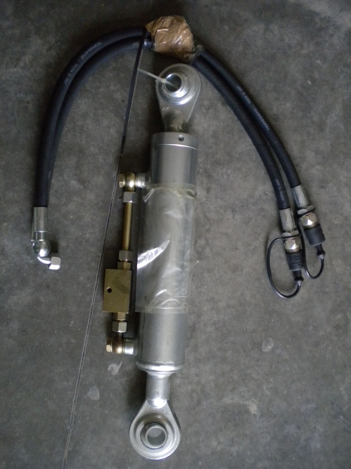 Martinetto idraulico laterale zincato per trattori con tubazioni. Nuovo. Martinetto idraulico laterale zincato per trattori con tubazioni. Nuovo.