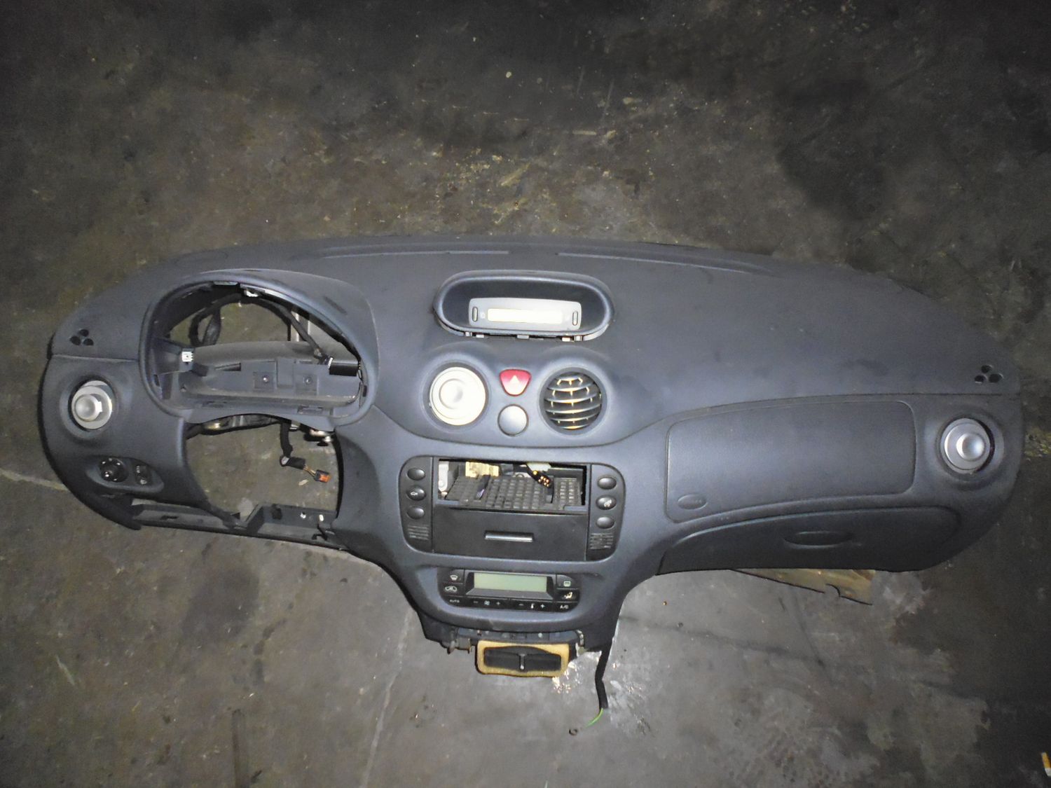 Consolle centrale completa per Citroen C2 1.4 HDI anno 2004, usata.