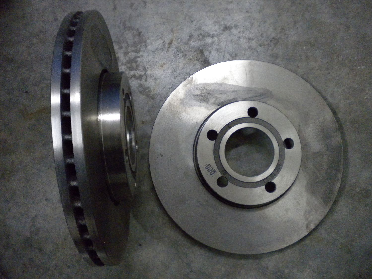 Dischi freno ventilati anteriori Breco BS8294 per Volkswagen Passat dal 1996 al 2000. Nuovi. Dischi freno ventilati anteriori Breco BS8294 per Volkswagen Passat dal 1996 al 2000. Nuovi.
