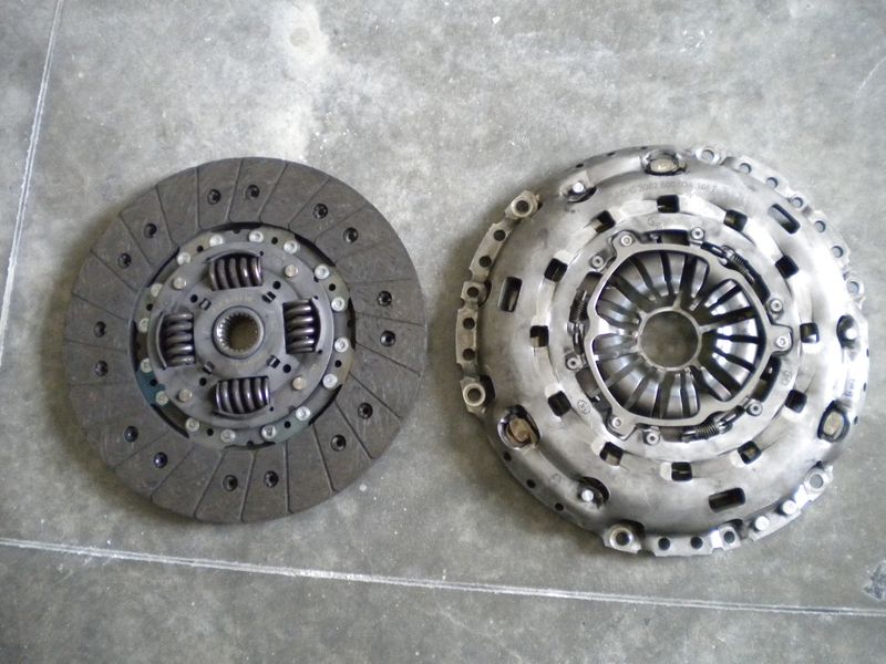 Disco frizione Luk 325020110 con spingidisco sachs 30826005341057 per Ford Transit 2.400 TD dal 2000 al 2006. Usato.