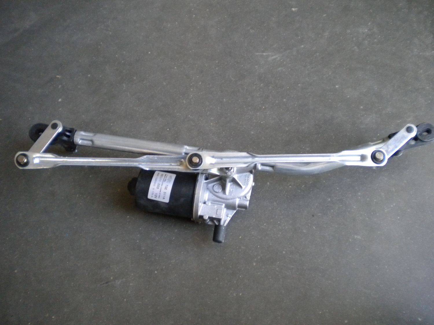Motorino tergicristallo anteriore completo di tandem per Punto 188 codice Magneti Marelli 064012001010, nuovo. Motorino tergicristallo anteriore completo di tandem per Punto 188 codice Magneti Marelli 064012001010, nuovo.