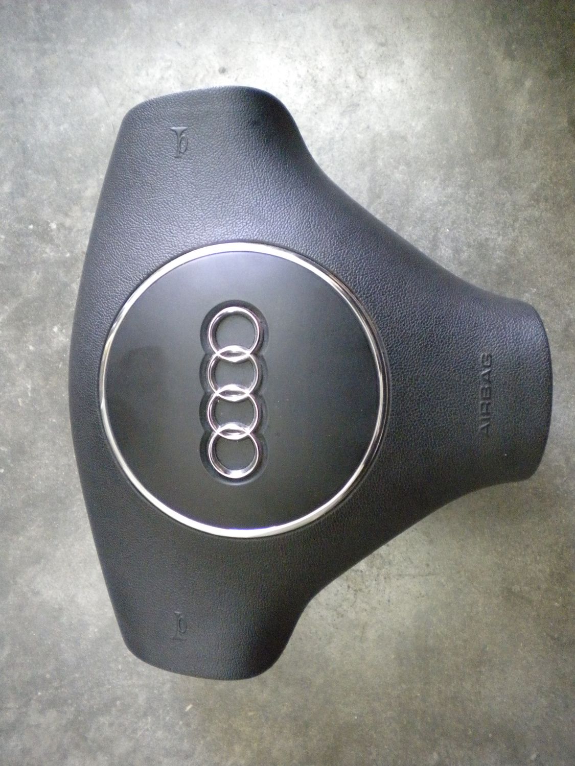 Airbag volante 3 razze Audi A4 codice 8E0880201. Usato.