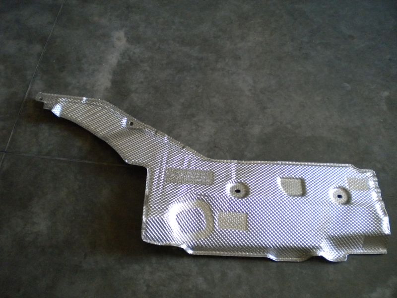 Paracalore supporto motore destra BMW X3 E83 E83N codice 51483400175. Nuovo.