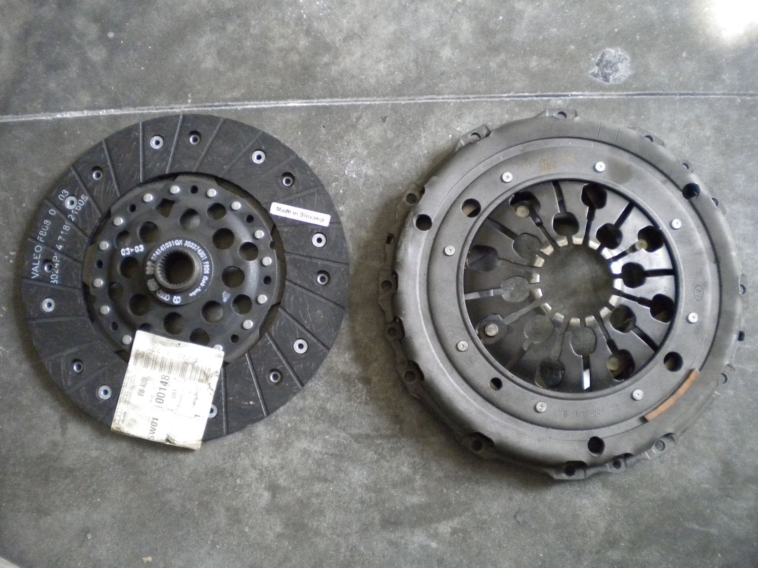 Disco frizione Valeo 074141031QX con spingidisco per Volkswagen Transporter T4. Nuovo.