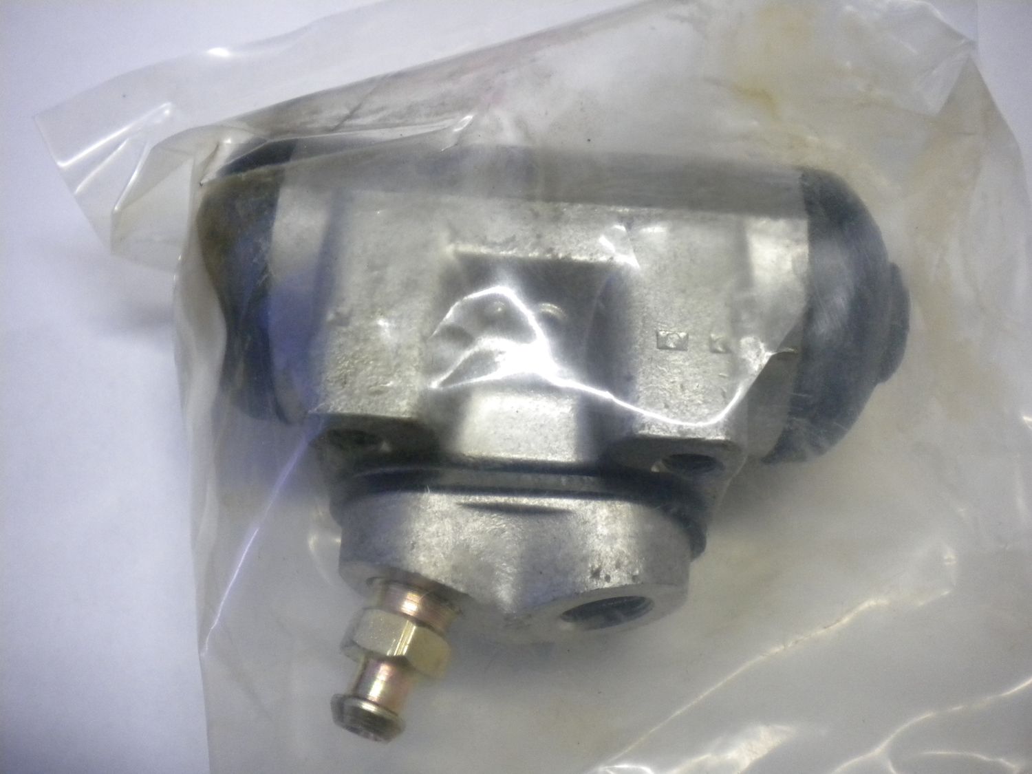 Cilindretto freno Hyundai CS-577 58420-44210 per H100, nuovo. Cilindretto freno Hyundai CS-577 58420-44210 per H100, nuovo.