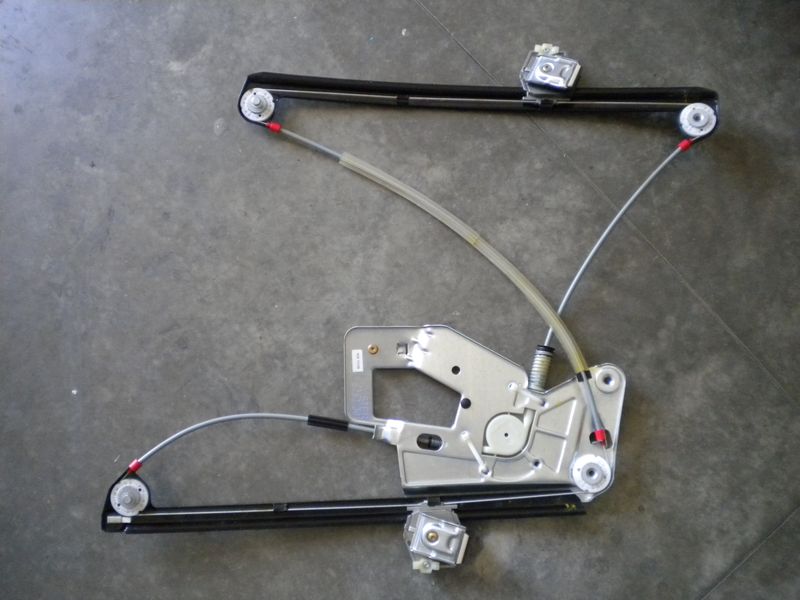 Alzavetro elettrico codice 51338252393 per BMW serie 5 E39, senza motorino. Usato.