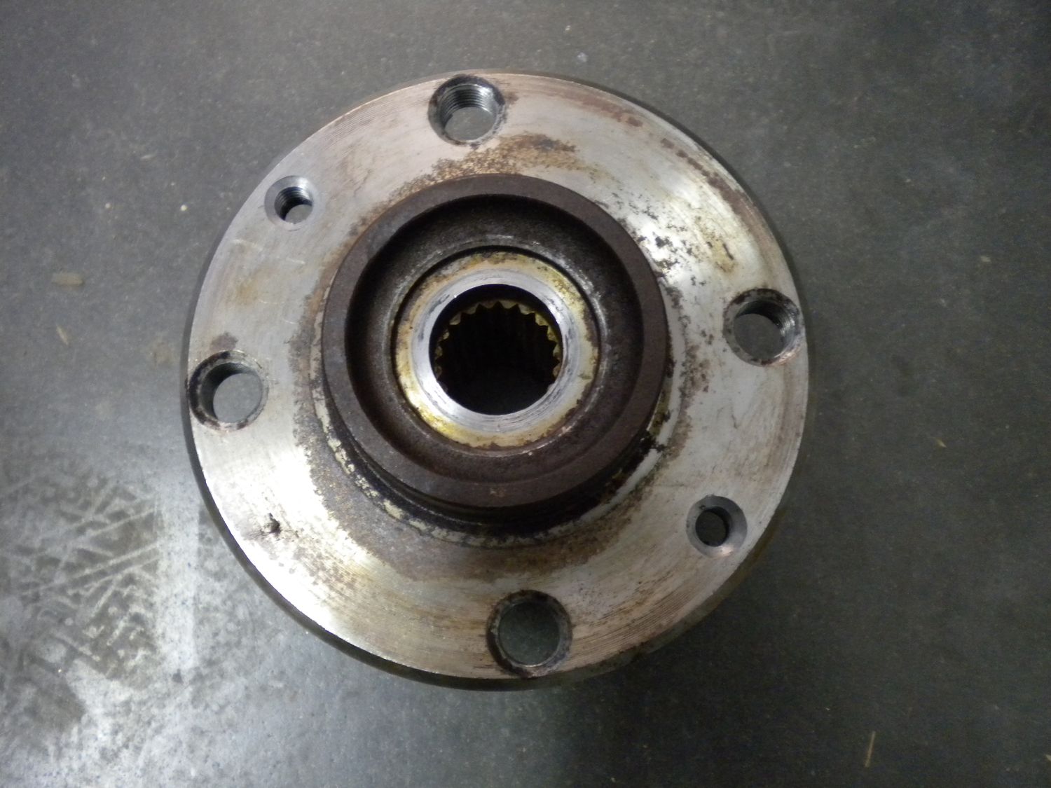Mozzo con cuscinetto per Fiat Panda dal 1985 al 2003. Usato. Mozzo con cuscinetto per Fiat Panda dal 1985 al 2003. Usato.