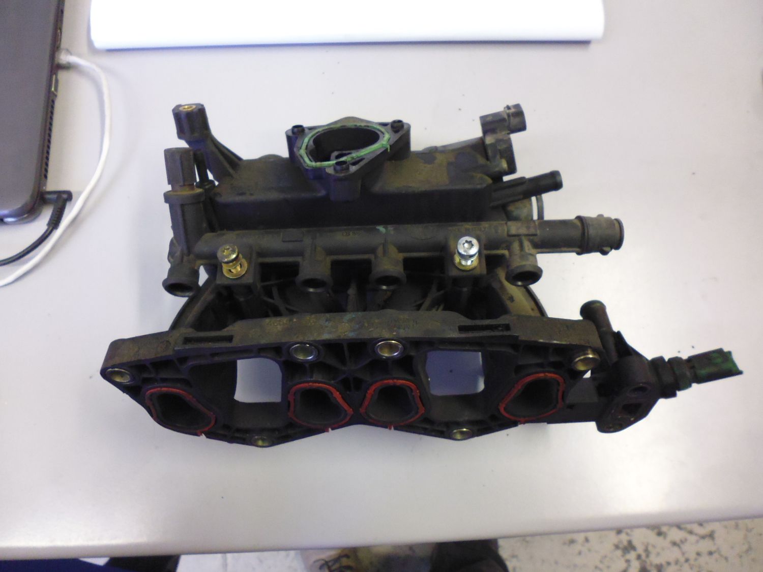 Collettore aspirazione e rail per Fiat Punto 188 1.200 8 valvole. Usato. Collettore aspirazione e rail per Fiat Punto 188 1.200 8 valvole. Usato.