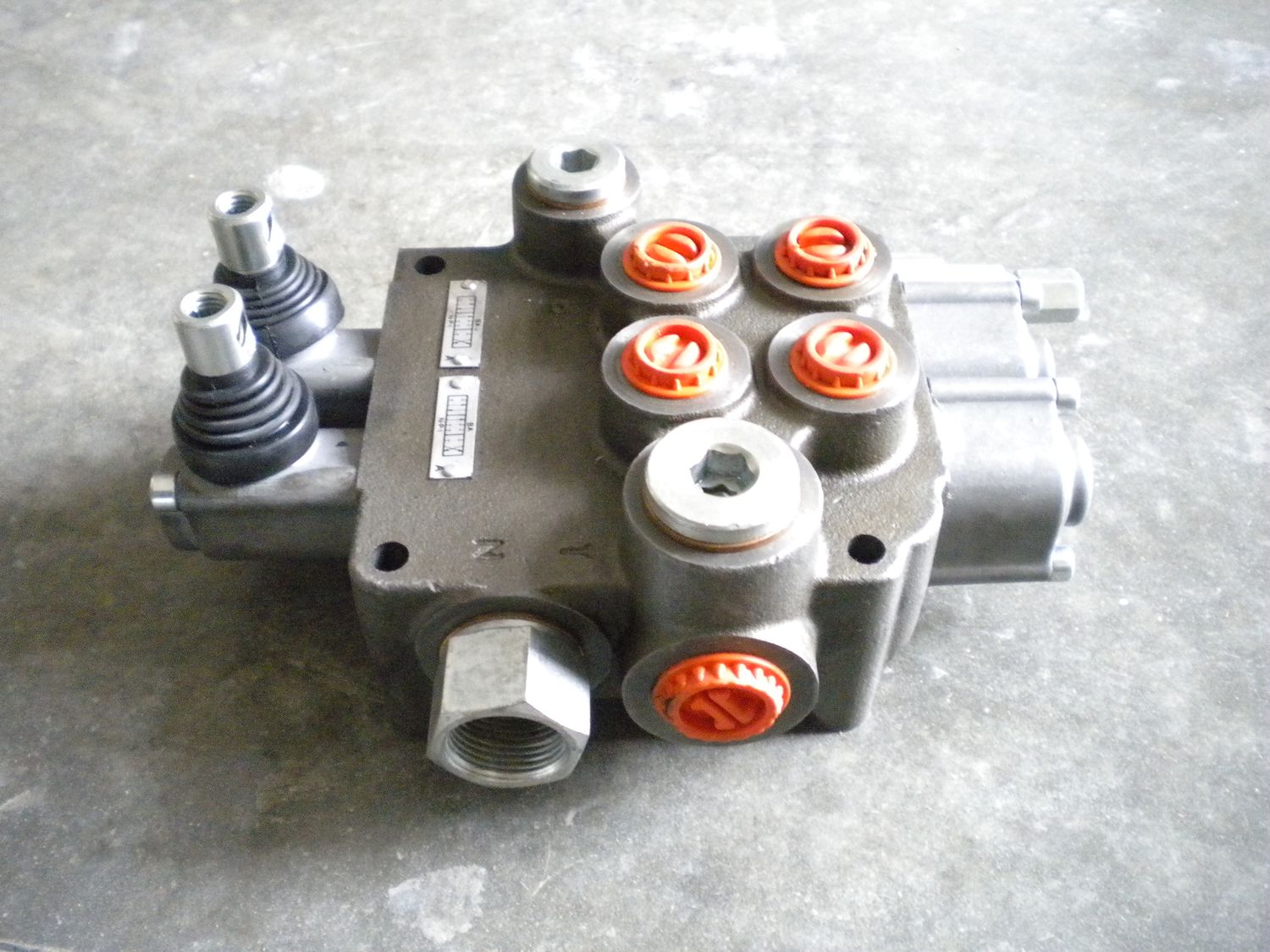 Distributore idraulico monoblocco a due vie due leve 1/2 Distributore idraulico monoblocco a due vie due leve 1/2" marca Meta hydraulic. Nuovo.
