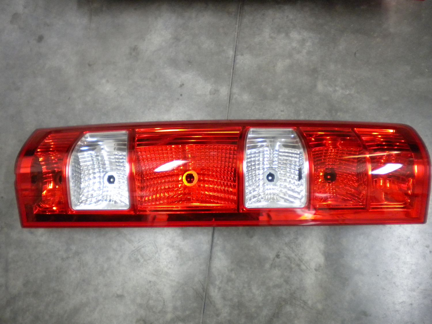 Faro fanale posteriore sinistro per Iveco Daily. Nuovo ma rotto sul lato corto inferiore.