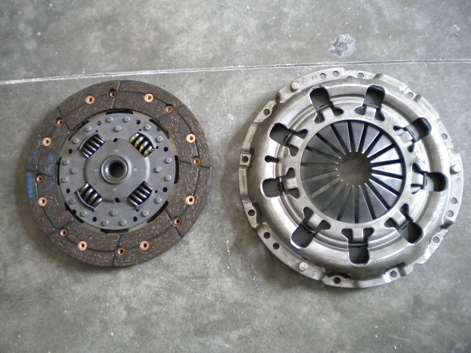 Disco frizione Luk 320027410 e spingidisco per Fiat Punto modello 176 motore 1.700 Diesel dal 1994 al 1997. Nuovo. Disco frizione Luk 320027410 e spingidisco per Fiat Punto modello 176 motore 1.700 Diesel dal 1994 al 1997. Nuovo.