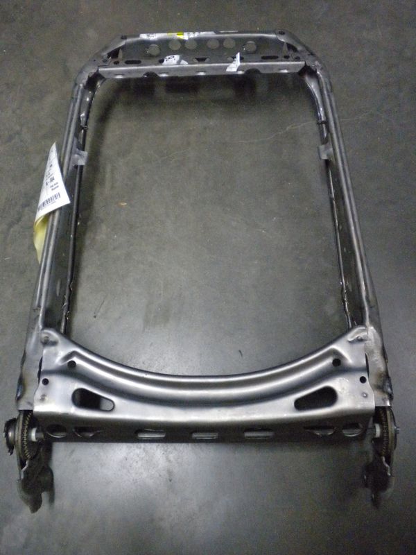 Sedile anteriore sinistro Alfa Romeo 147 intelaiatura schienale codice 51773169 ed intelaiatura seduta codice 51773172. Nuovo.