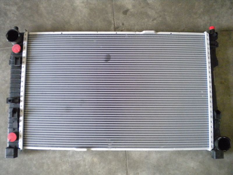 Radiatore raffreddamento motore BEHR H2735000 per Mercedes classe C W203 codice A2035000503. Nuovo.