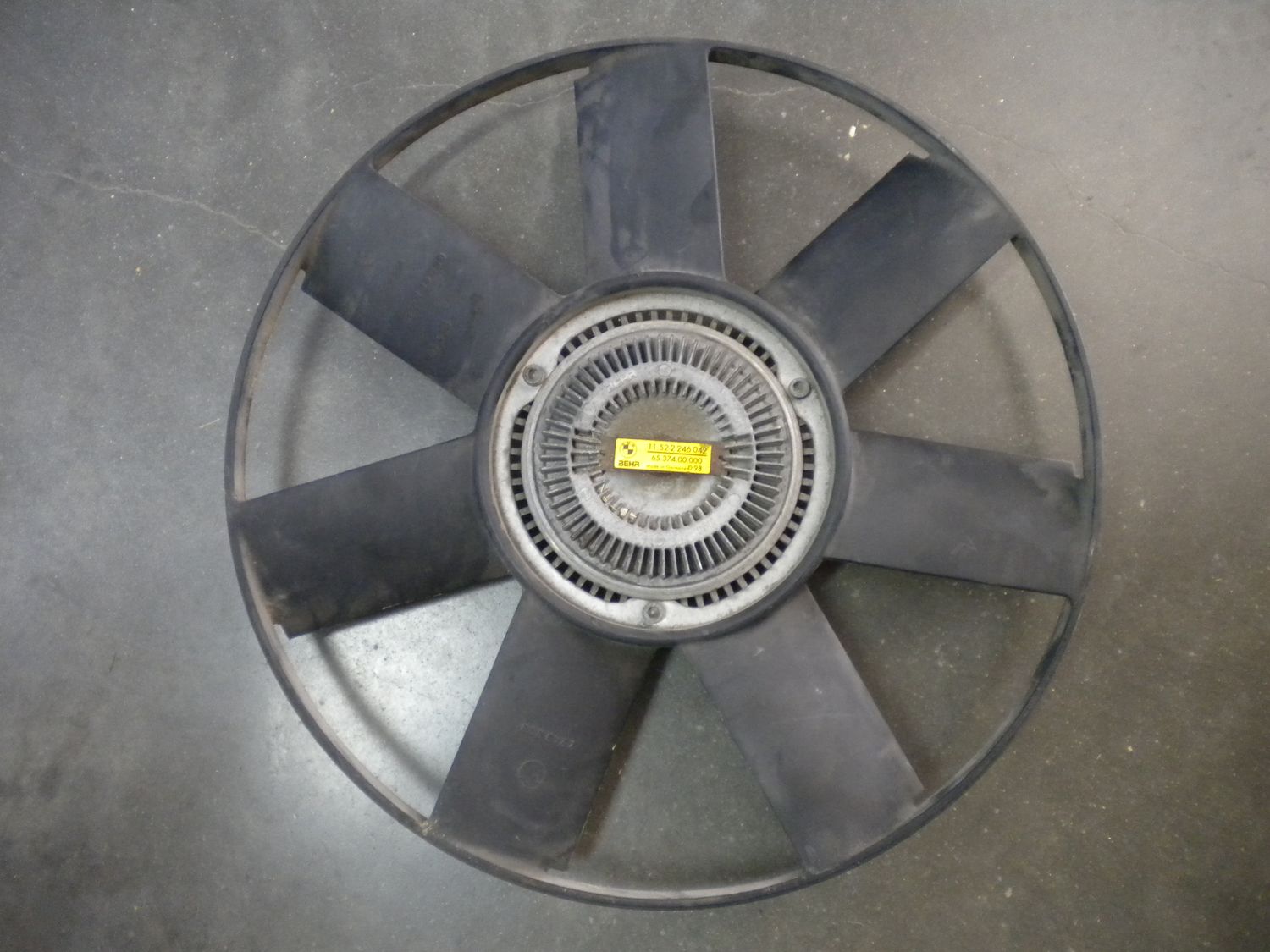 Giunto viscostatico Behr 6537400000 con ventola Behr 6600100000 per BMW 325 e 525 TDS, usato. Giunto viscostatico Behr 6537400000 con ventola Behr 6600100000 per BMW 325 e 525 TDS, usato.
