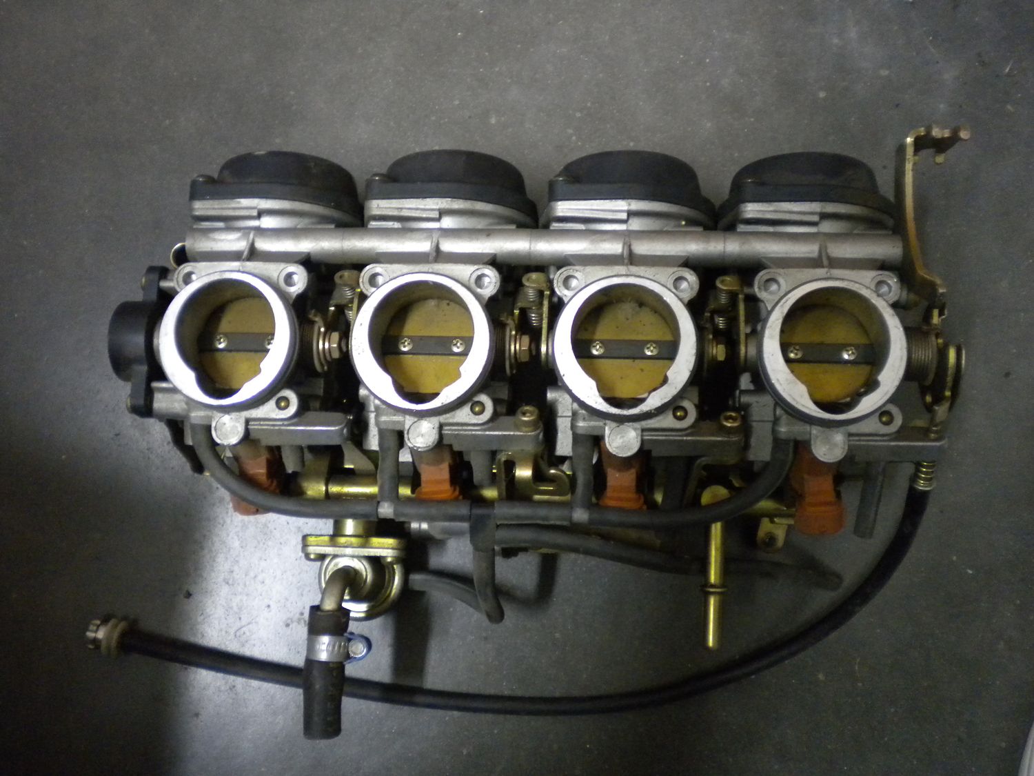 Gruppo iniezione completo per Yamaha R6 del 2003, usato. Gruppo iniezione completo per Yamaha R6 del 2003, usato.