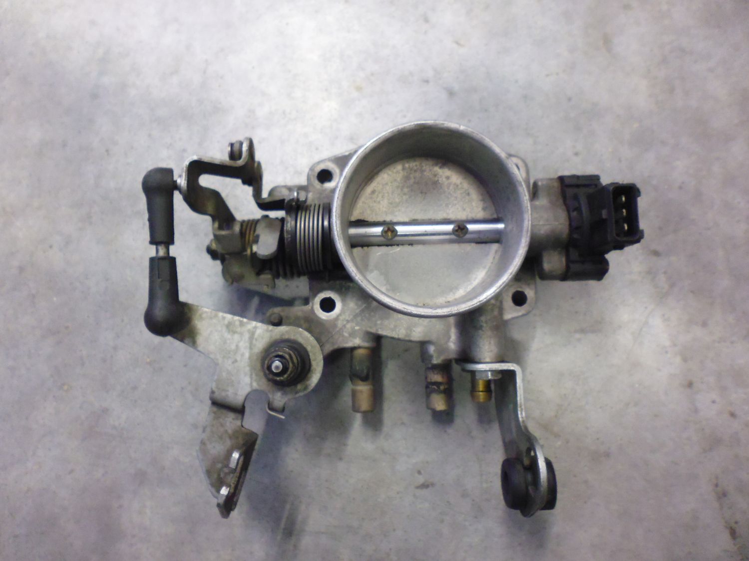 Corpo farfallato Pierburg 17303629 per BMW E36 320i, usato.