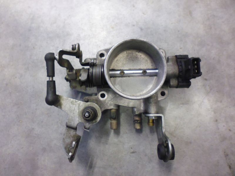 Corpo farfallato Pierburg 17303629 per BMW E36 320i, usato.