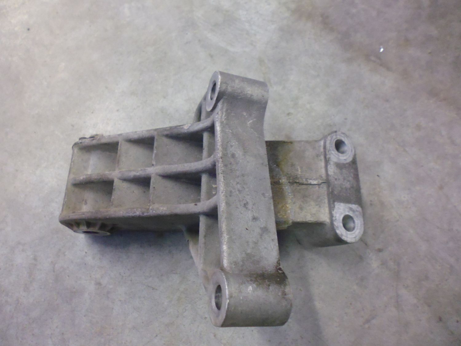 Supporto motore codice 46423429 per vetture gruppo FIAT.