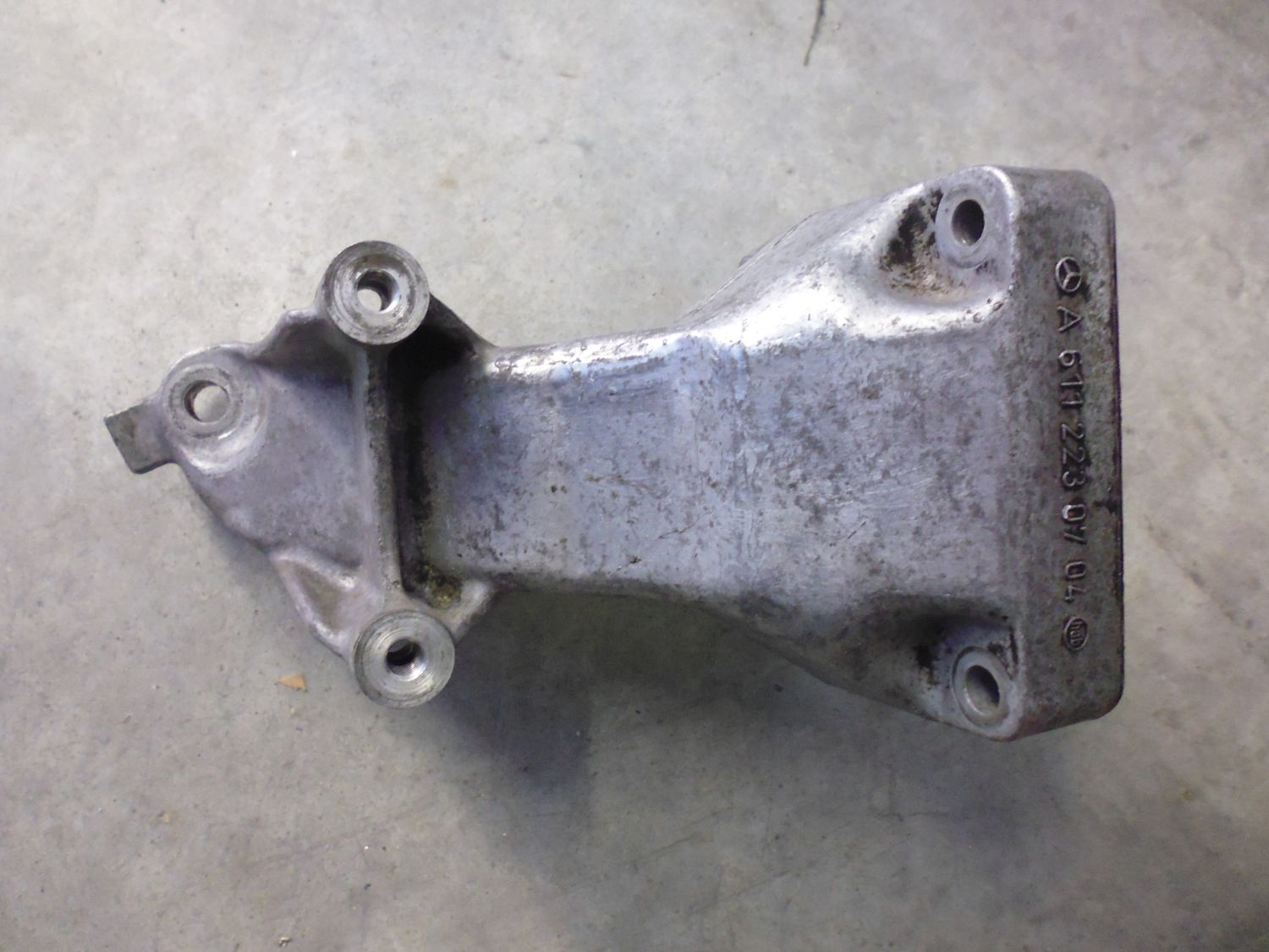 Supporto motore Mercedes E270 CDI usato.