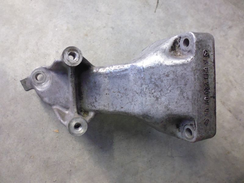Supporto motore Mercedes E270 CDI usato.