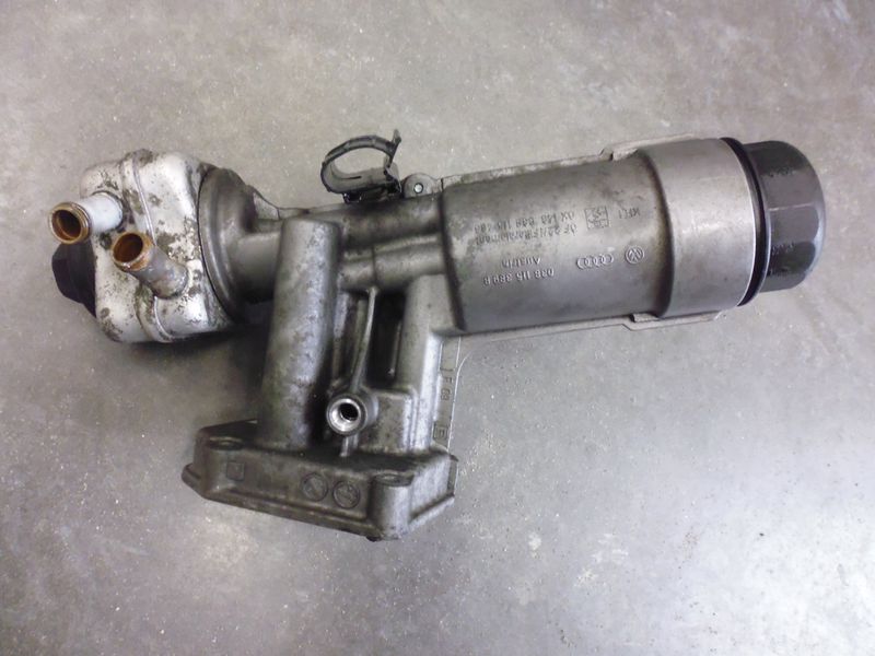 Supporto filtro olio Audi Volkswagen 038115389B per motori 1.9 TDI.