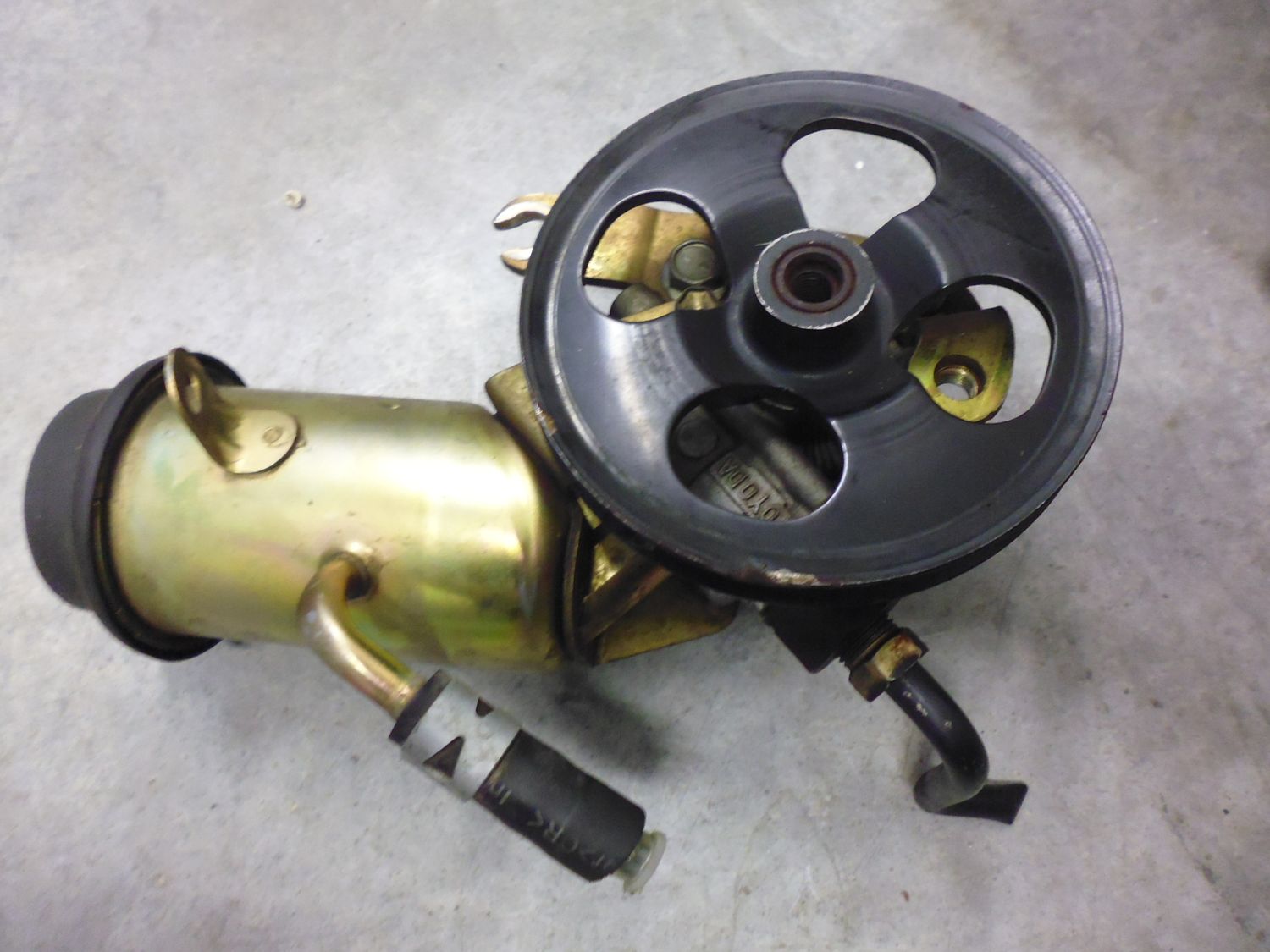 Pompa idroguida servosterzo con serbatoio olio per Toyota Yaris 1.4 D - 4D Pompa idroguida servosterzo con serbatoio olio per Toyota Yaris 1.4 D - 4D