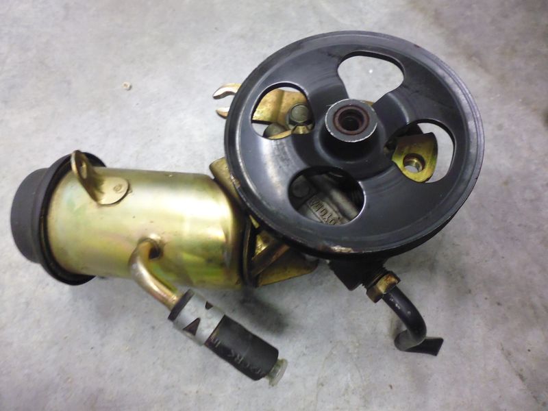 Pompa idroguida servosterzo con serbatoio olio per Toyota Yaris 1.4 D - 4D