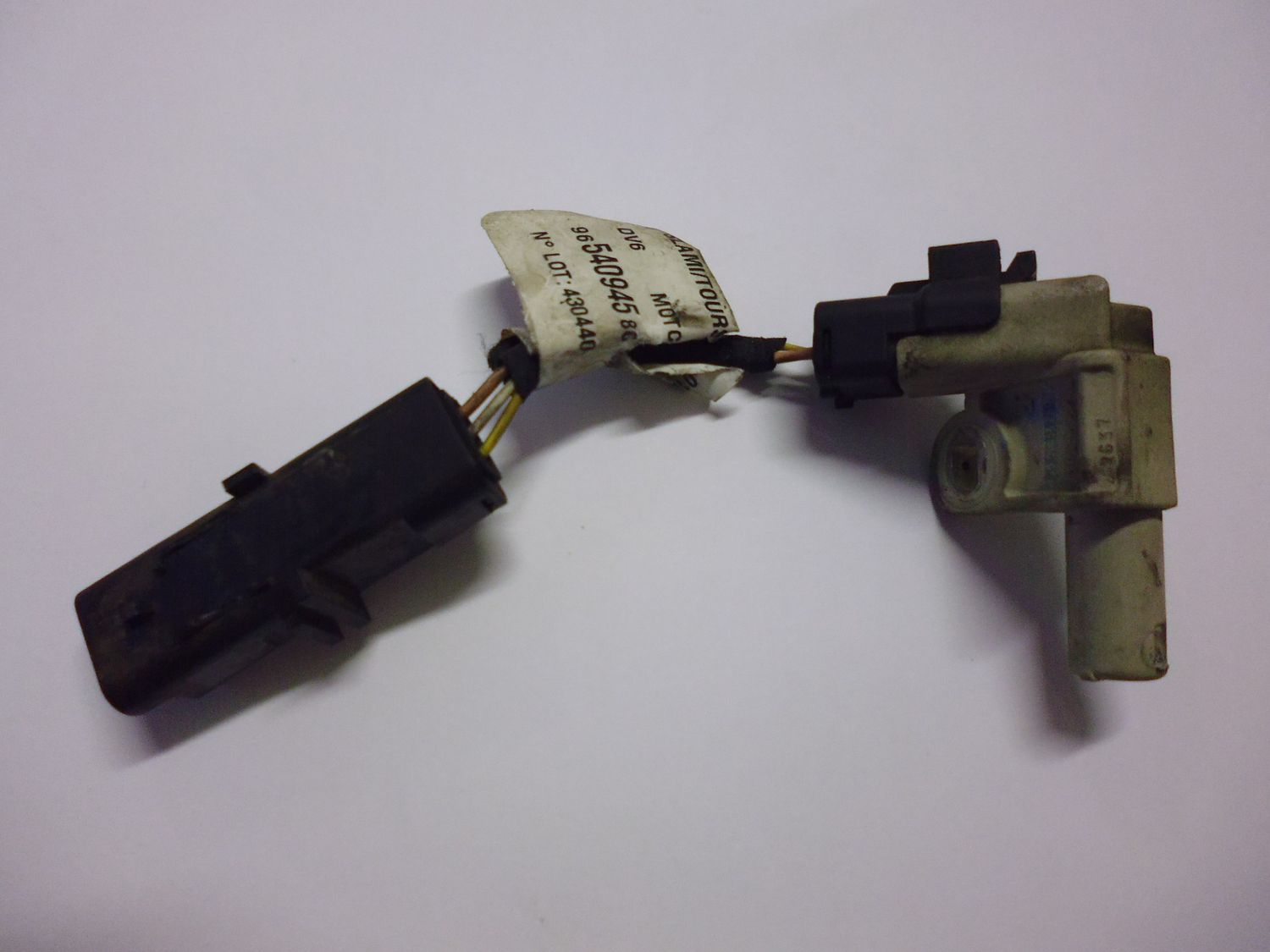 Sensore albero a camme 9654094580 per motori 1.6 HDT e TDCI. Sensore albero a camme 9654094580 per motori 1.6 HDT e TDCI.