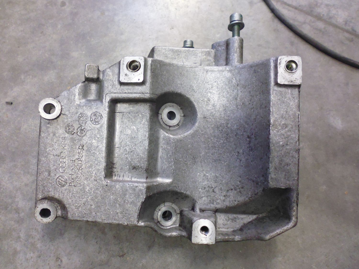 Supporto compressore aria condizionata Audi Volkswagen 038260885C.