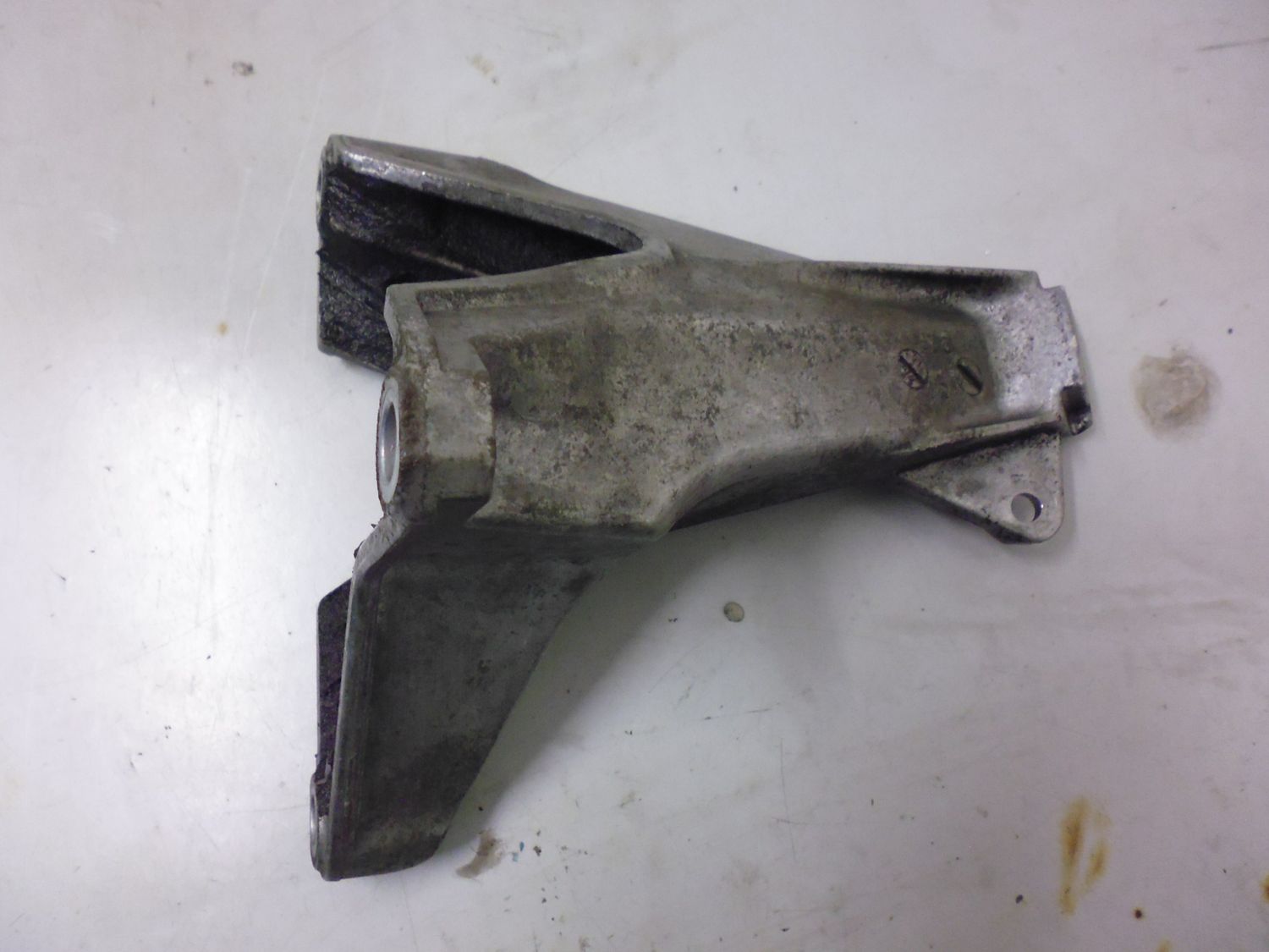 Supporto motore destro 8E0199308D per Audi 1.9 TDI.