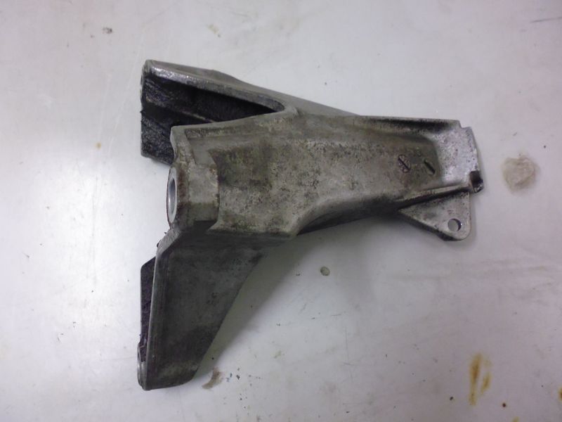 Supporto motore destro 8E0199308D per Audi 1.9 TDI.