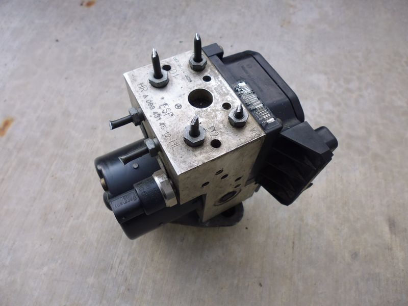 Pompa ABS con centralina Bosch 0265202412 per Mercedes A170 CDI usata.