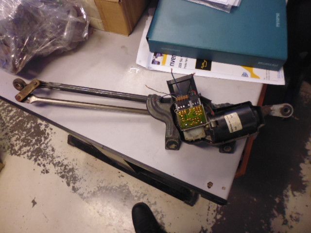 Motorino tergicristallo anteriore completo di tandem per Alfa Romeo 146 e 145.