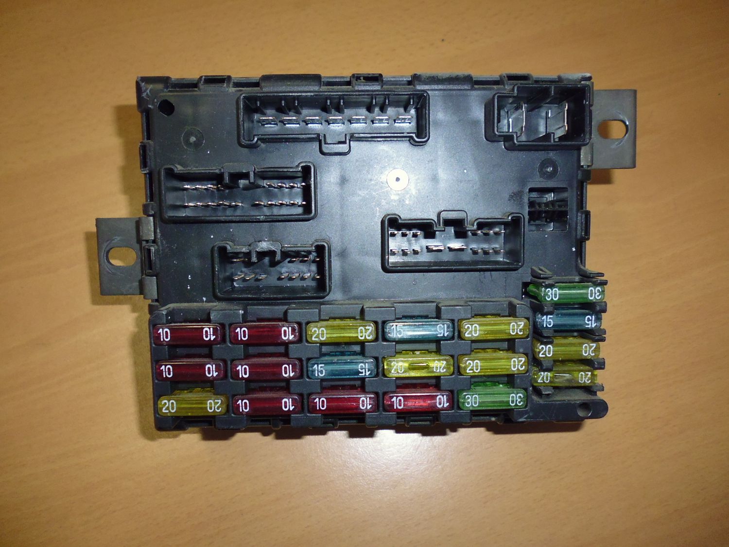 Centralina portafusibili 46776086 A223 per Lancia Lybra, usata.